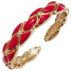 Yellow Gold Cuff Bracelet with Coral Resin and Diamonds